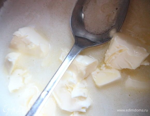 Сливочное масло нарезать кубиками и растопить в сотейнике на небольшом огне. 