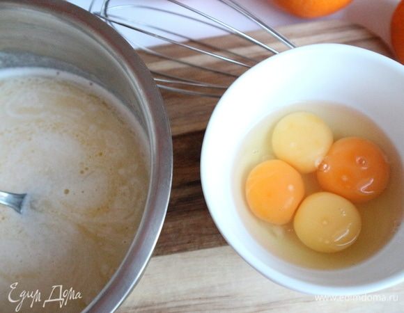 Добавить молоко и остудить примерно до 37-38°С. Поместить в отдельную миску 1 яйцо и 3 желтка.