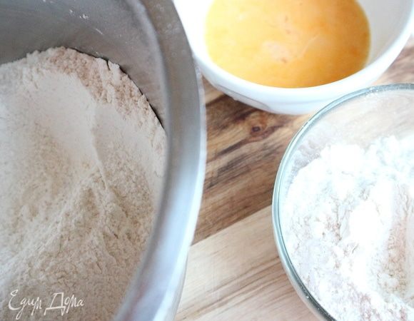 Яйцо и желтки взболтать вилкой или слегка перемешать венчиком. Отделить 3 ст.л. сухой смеси от общего количества в отдельную миску. 