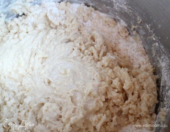 Добавить смесь молока с маслом к муке с сахаром. Перемешать миксером.