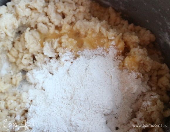 После каждого добавления смеси, добавлять по 1 столовой ложке муки из отложенной в отдельную миску, перемешивать миксером. Можно воспользоваться деревянной лопаткой.