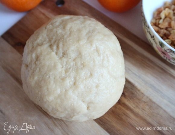 Тесто выложить на присыпанную мукой рабочую поверхность и довести, перемешивая руками, до эластичного и гладкого состояния. Тесто получится однородное, легкое, приятное на ощупь. Скатать в шар. Переложить тесто в кастрюлю, накрыть полотенцем, поставить в теплое место на 2 часа.