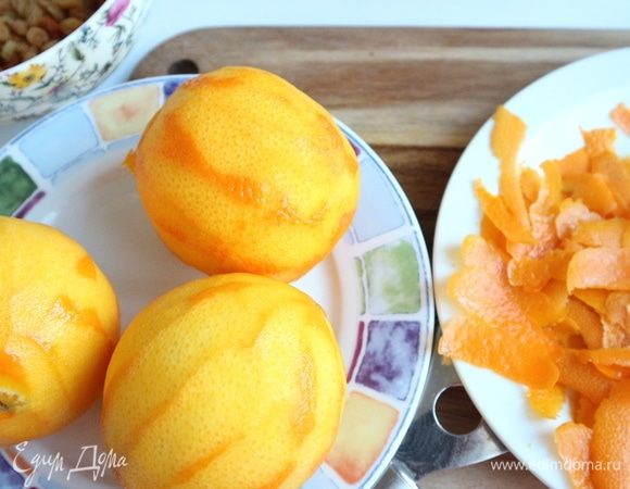 Апельсины тщательно помыть, картофелечисткой снять цедру. Понадобится цедра 3 апельсинов и 120 грамм апельсинового сока.