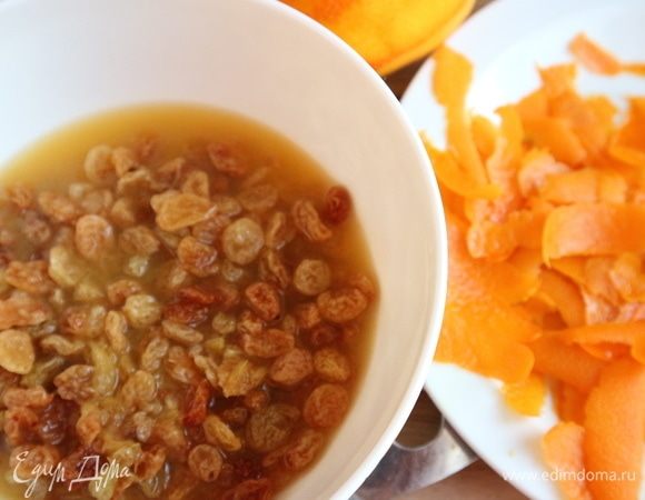 Пока тесто подходит, нарезать изюм, положить его в небольшую миску и залить 120 граммами апельсинового  сока (можно заменить десертным вином Марсала, крепким кофе или крепким черным чаем) и 1 ст. л. граппы. Дать постоять 1-1,5 часа.