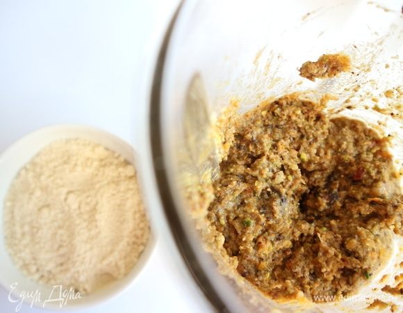 Горький шоколад натереть на мелкой терке. В блендер выложить фисташки, сухари, ванильный экстракт, шоколад и апельсиновую цедру. Добавить изюм вместе с апельсиновым соком и граппой. Все хорошо перемешать с помощью блендера. 