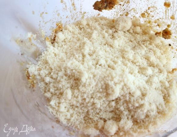 Добавить миндальную муку, перемешать.