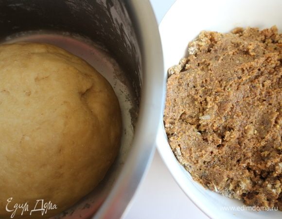 Тесто подошло, оно не очень сильно увеличилось в объеме, начинка готова.