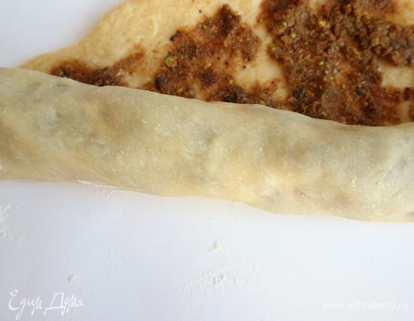 Во время скатывания сжимать рулет руками, чуть-чуть вытягивая при этом.  Рулет должен получиться длиной примерно  85-87 см. 