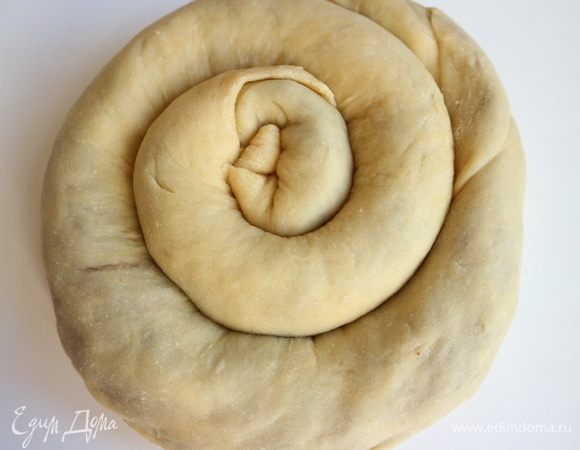 Духовку разогреть до 170°С. Уложить улитку из теста на противень, застеленный бумагой для выпечки. 
