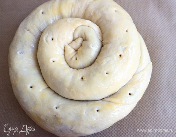Смазать поверхность улитки из теста кисточкой желтком, смешанным с молоком. Дать постоять 20-25 минут.  Проколоть дырки по поверхности в некоторых местах деревянной палочкой (для выхода пара), начинка очень обильная. Выпекать 1 час.