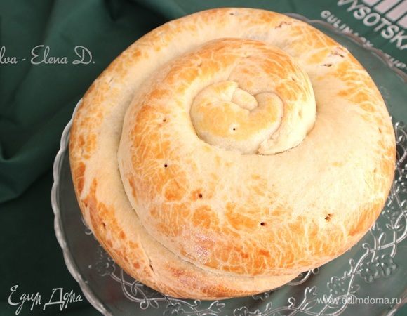 Вынуть из духовки, дать остыть немного, переложить на блюдо. В таком виде нашу улитку уже можно оставить, такой вариант считается традиционным, а можно украсить по праздничному.