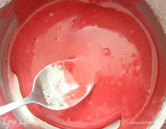 Для глазури смешать сахарную пудру и ежевичное пюре. Поставить на небольшой огонь в сотейнике на 1-2 минуты, помешивать, пока смесь не станет однородной, а пудра не расплавится.