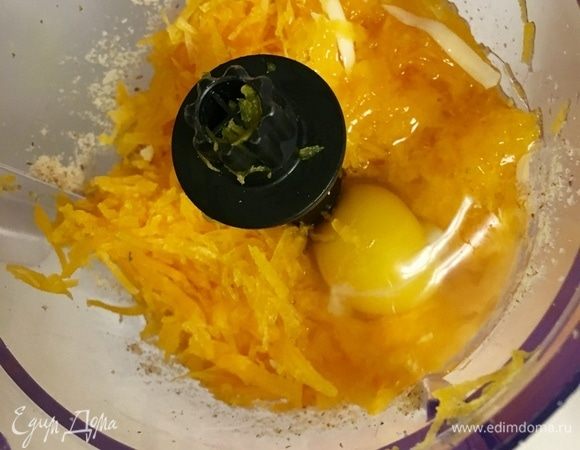Прямо в блендер, где мы до этого измельчали орехи и семечки, отправляем тыкву (ореховую смесь предварительно высыпать в большую миску). К тыкве вбить яйца, чтобы легче измельчалось, и немного пробить для более мелкой текстуры тыквы.