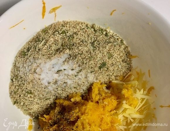Теперь в миске смешиваем ореховую муку и тыквенно-сырную массу. Щепотка соли и свежемолотый черный перец. Перемешать.