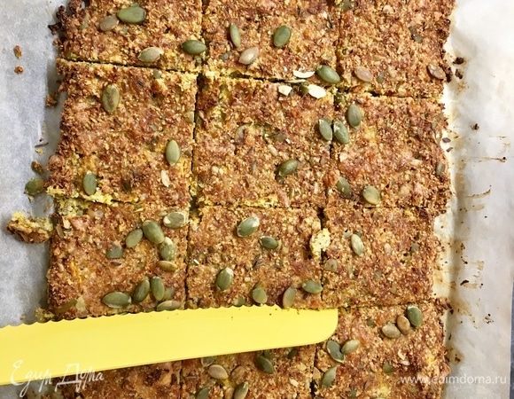 Как только корж зазолотится, вынимаем противень. Даем остыть минут 20 и разрезаем на квадратики.