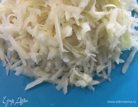 Картофель натереть на крупной терке.