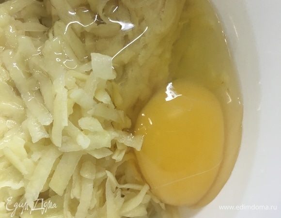 В картофель добавить 1 яйцо, соль, перец по вкусу. Все хорошо перемешать.