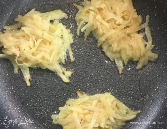 В хорошо разогретую сковороду добавить растительное масло. Выкладывая столовой ложкой сырые хашбрауны и жарить с двух сторон до золотистой корочки.