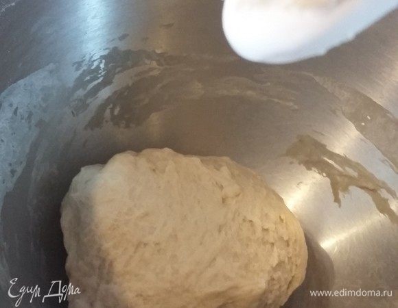 Вначале замесим тесто. Просейте муку, добавьте остальные ингредиенты и замесите до пластичного однородного состояния. Уберите в пленку пока готовите начинку.