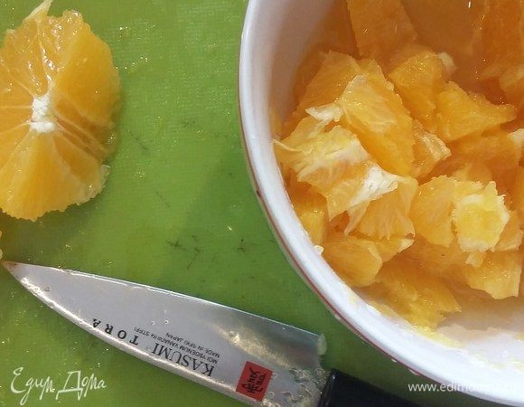 Почистите апельсины и нарежьте их небольшими кусочками, сок сохраните.