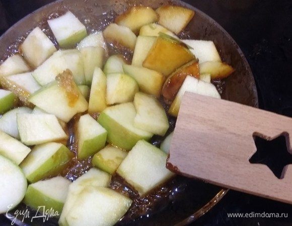 Яблоки также очистить, порезать. На скороводе растопить сахар и выложить яблоки. Очистить от кожуры семена кардамона и растолочь, посыпать яблоки. Готовить 7 минут.