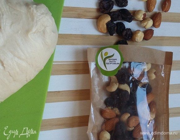 Для вкусной наичнки нам потребуется изюм и орехи. Все это есть в одной пачки ТМ «Семушки». Легко отобрать крупный изюм и орешки.