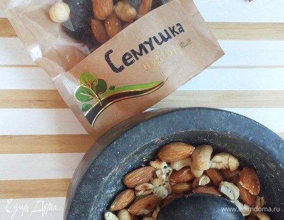 Орехи слегка обжарить для усиления вкуса и потолочь в ступке.