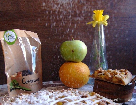 Присыпать при желании сахарной пудрой.