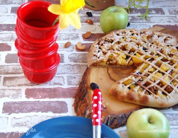 Лучше кушать сразу. Превосходное сочетание яблок и кардамона, цитруса и изюма. Хрустящие орешки придают особую текстуру.