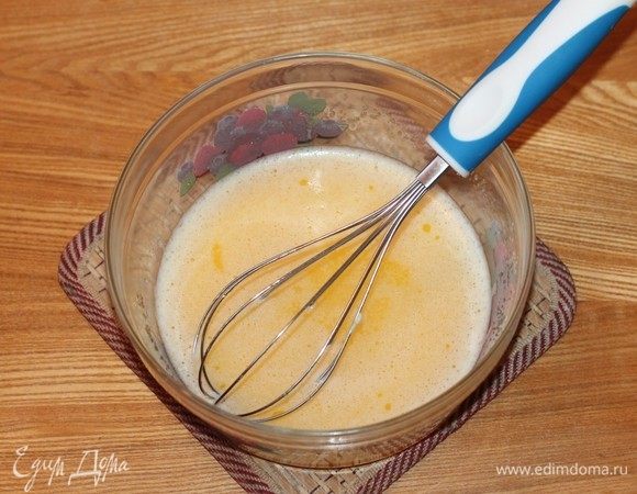Добавьте охлажденное растопленное сливочное масло и молоко.
