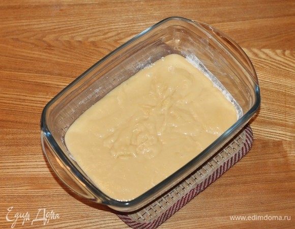 Полученную смесь выложите в форму для выпечки (14х20 см), смазанную растительным маслом и посыпанную мукой.
