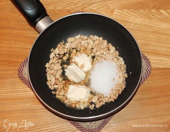 В небольшой сковороде смешайте сливочное масло, молоко (1-2 ст. л.), сахар (1 ст. л.) и орехи. Обжаривайте в течение 2 мин. 
