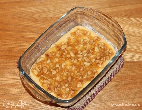 Равномерно залейте верх теста ореховой смесью. Выпекайте пирог в хорошо разогретой до 180°С духовке около 30 минут или до золотистой корочки.
