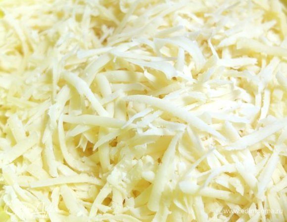 Натертый на крупной терке сыр добавить к смеси, тщательно перемешать. 