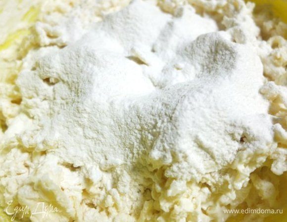 Добавить просеянную муку.
