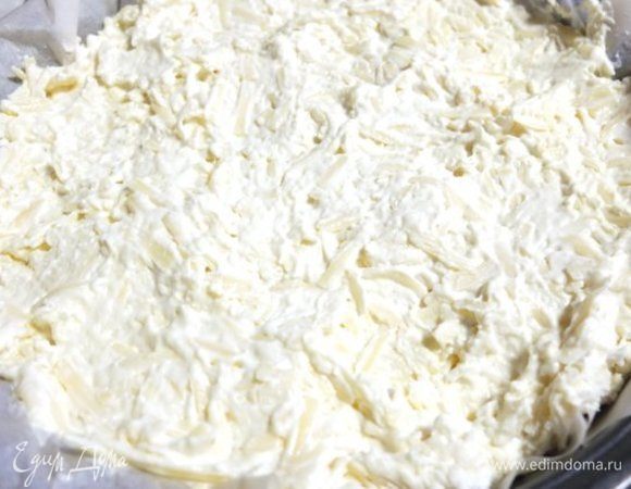 Форму для выпекания застелить пекарской бумагой. Выложить тесто.  Диаметр моей формы 24 см. 