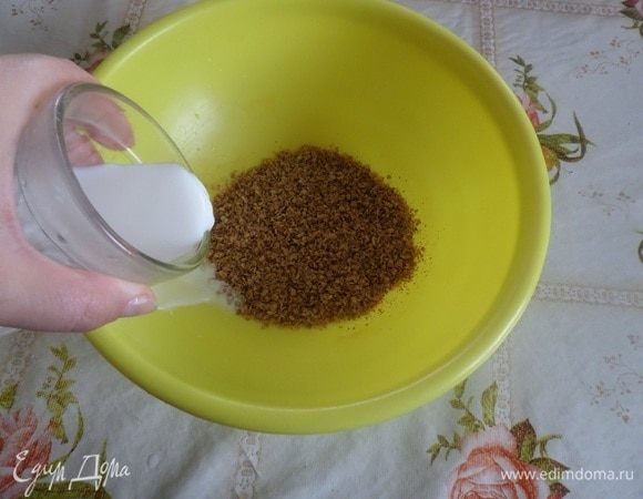 Подготавливаем продукты. Молоко подогреваем. Включаем электровафельницу. Заливаем хлопья горячим молоком. Перемешиваем.

