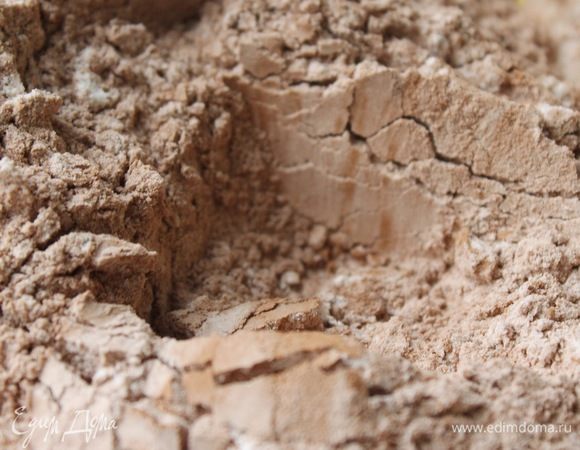 Смешать все сухие ингредиенты: муку, какао-порошок, разрыхлитель, соду и соль.