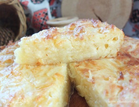 После остывания пирог приобретает более плотную консистенцию и становится менее тягучим, поэтому рекомендую его кушать горячим. 