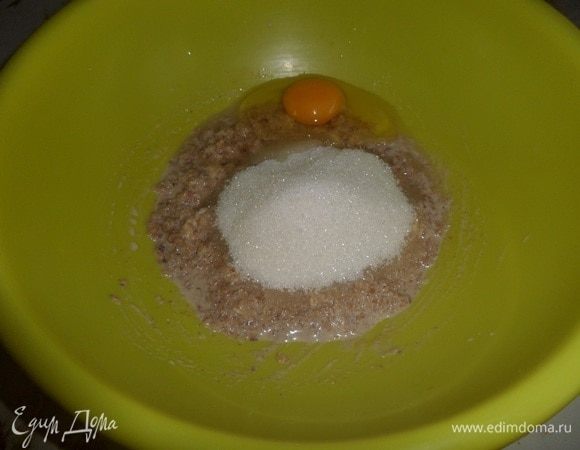 Затем добавляем яйцо, соль, сахар.