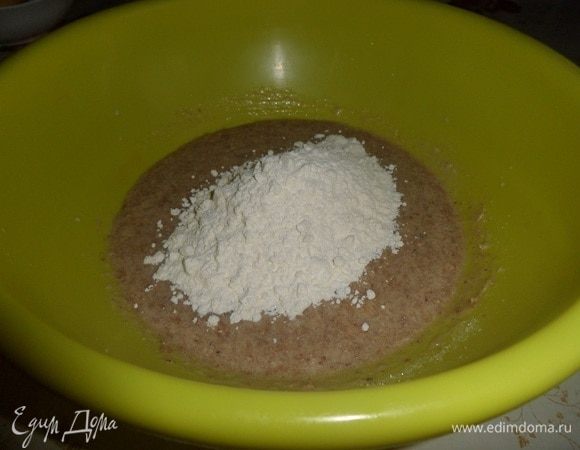 Просеиваем муку и разрыхлитель.
