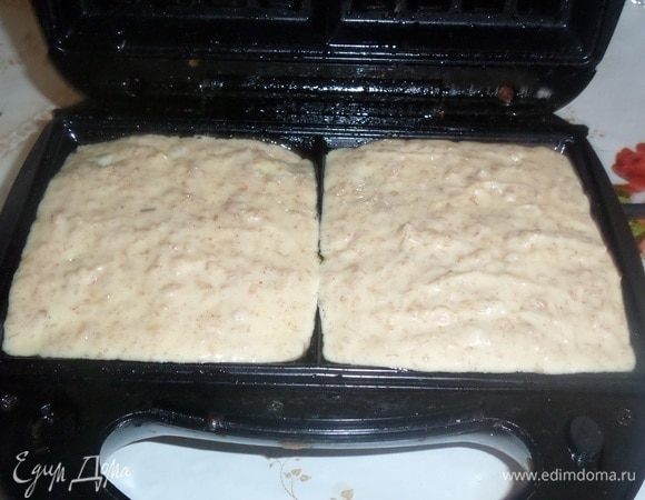 Вафельницу смазываем растительным маслом (1 ст. л.) и выкладываем тесто. На 1 вафлю (10х10 см) — 2 ст. л. теста.
