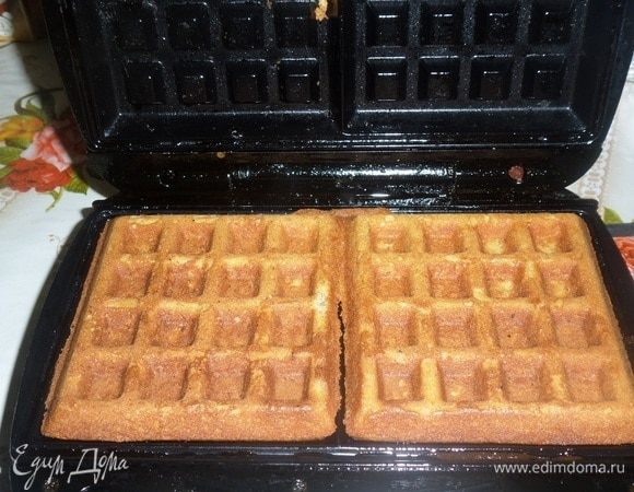 Закрываем вафельницу. Вафли готовятся 2-3 минуты. Из указанных ингредиентов получается 5 шт. вафель размером 10х10 см.
