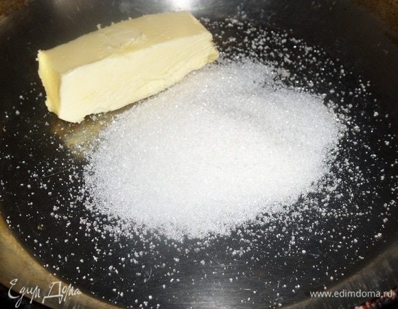 В разогретую сковороду выкладываем сливочное масло и сахар.
