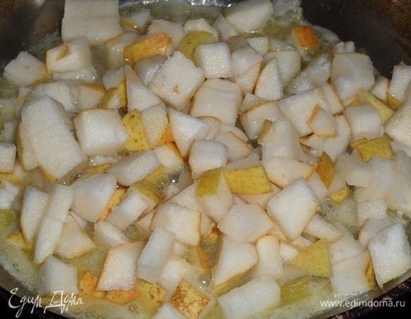 Выкладываем груши. Перемешиваем.
