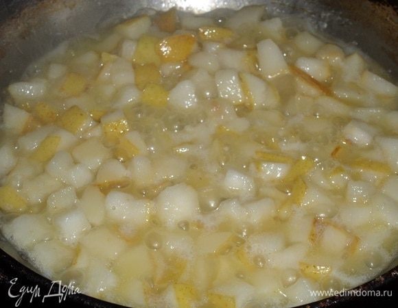 Готовим груши 2-3 минуты.