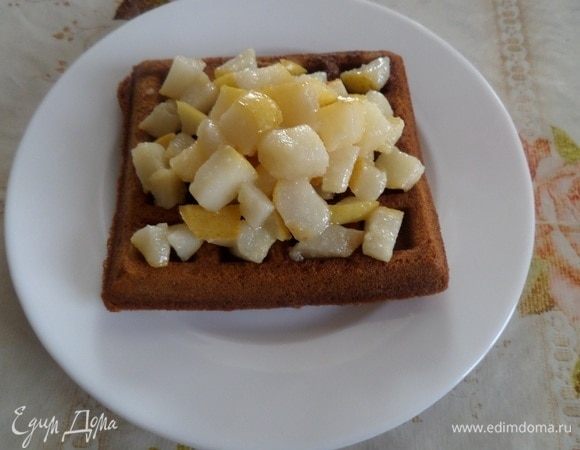 На тарелку кладем испеченную вафлю. На вафлю выкладываем 1-2 ст. л. приготовленных груш. Поливаем вафли  медом и посыпаем корицей.