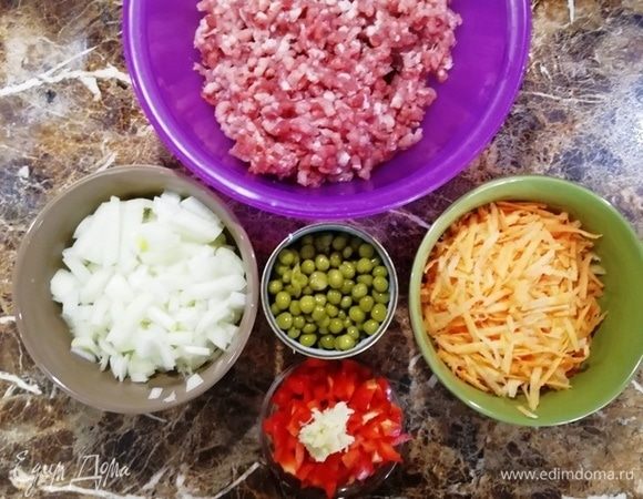 Мясо (у меня свинина) измельчим с помощью мясорубки, нарежем лук, морковь натрем, из горошка ТМ «Фрау Марта» сольем лишнюю жидкость. Болгарский перец нарежем кубиком, чеснок порубим.