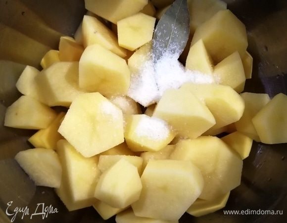 Картофель нарежем. Посолим, добавим лавровый лист и зальем горячей водой. Поставим вариться на 30 минут.