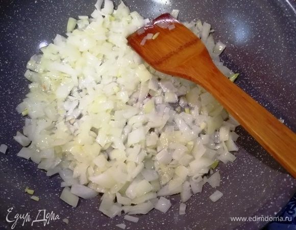 На разогретом подсолнечном масле обжарим репчатый лук до мягкости.